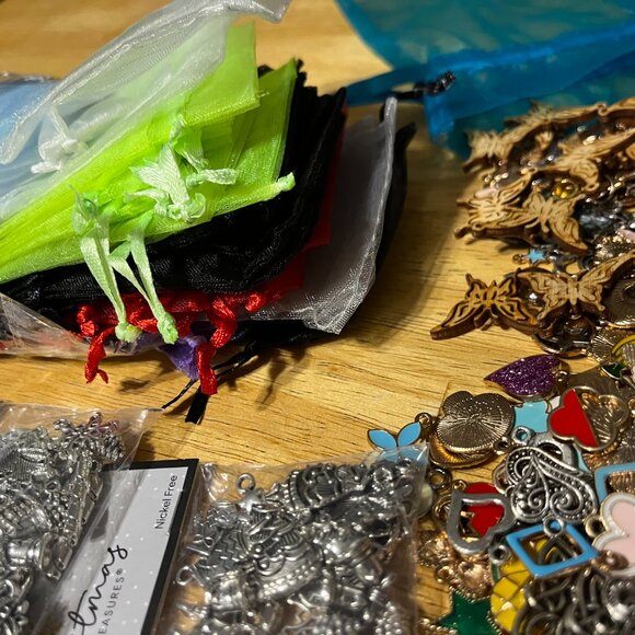 Charms and Gift Bags Lot - Over 800 Pieces - Picture 14 of 15